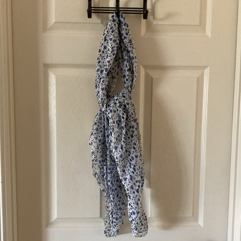 Brandy Melville Floral Scarf Like New Soft Lightweight Sheer 100% Viscose Flower